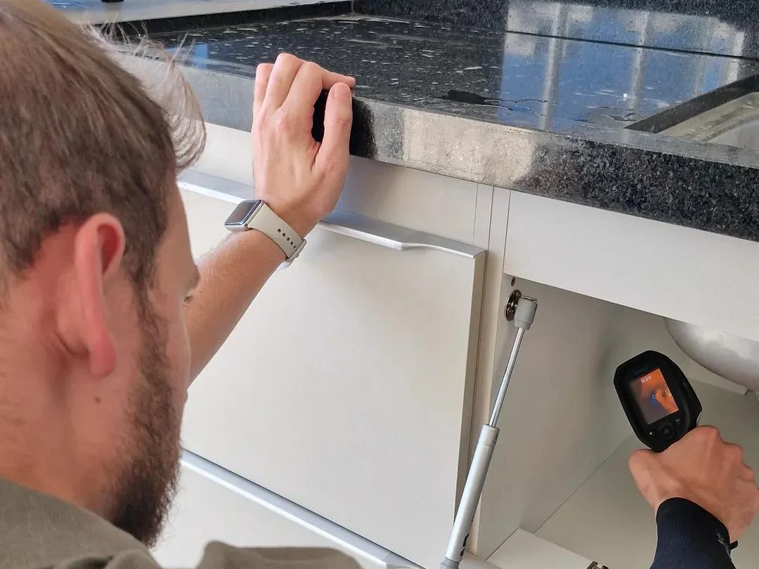 Engenheiro usa câmera termográfica durante vistoria de acabamentos